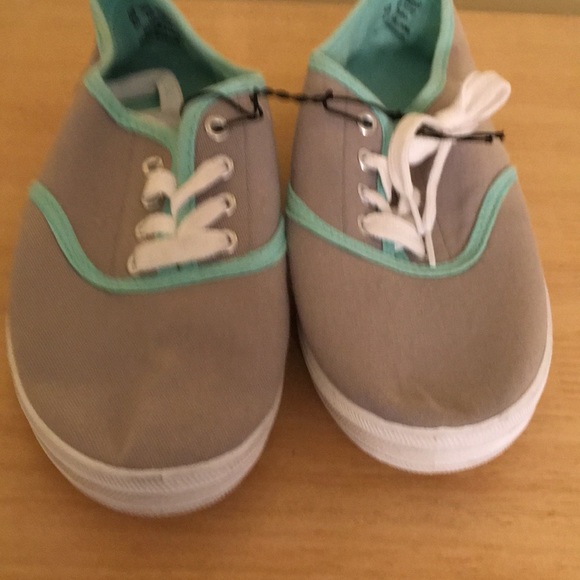 Shoes - NWOT sneaker buddies. Sz 6/7. EC